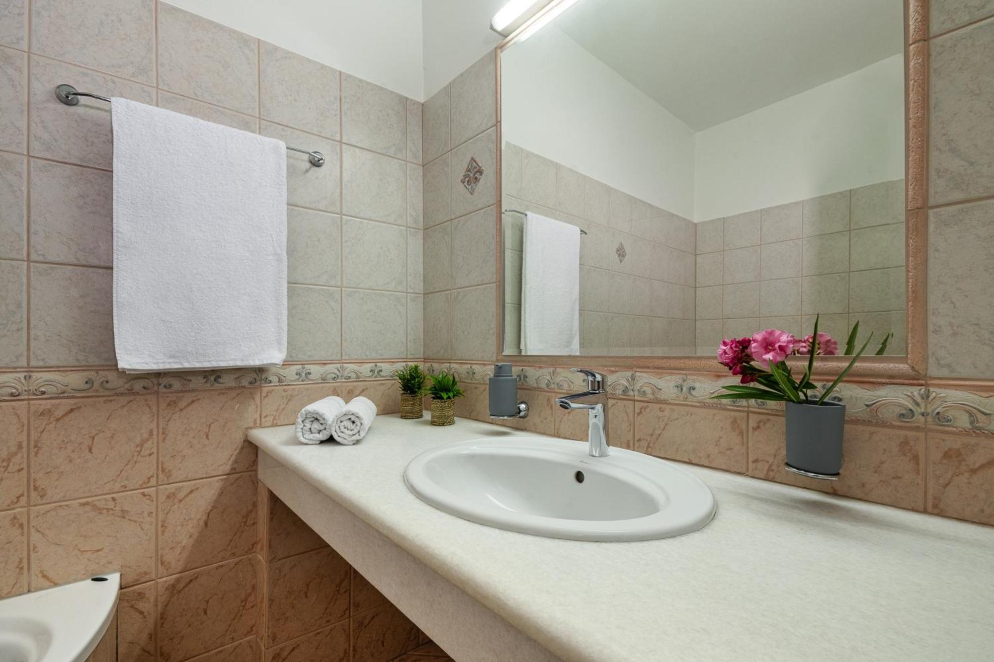 Villa Mariani II - In Lothiarika, Newly Renovated June 2024, Private Pool, Lindos 10 Min, Beach 120M 拉多斯 外观 照片