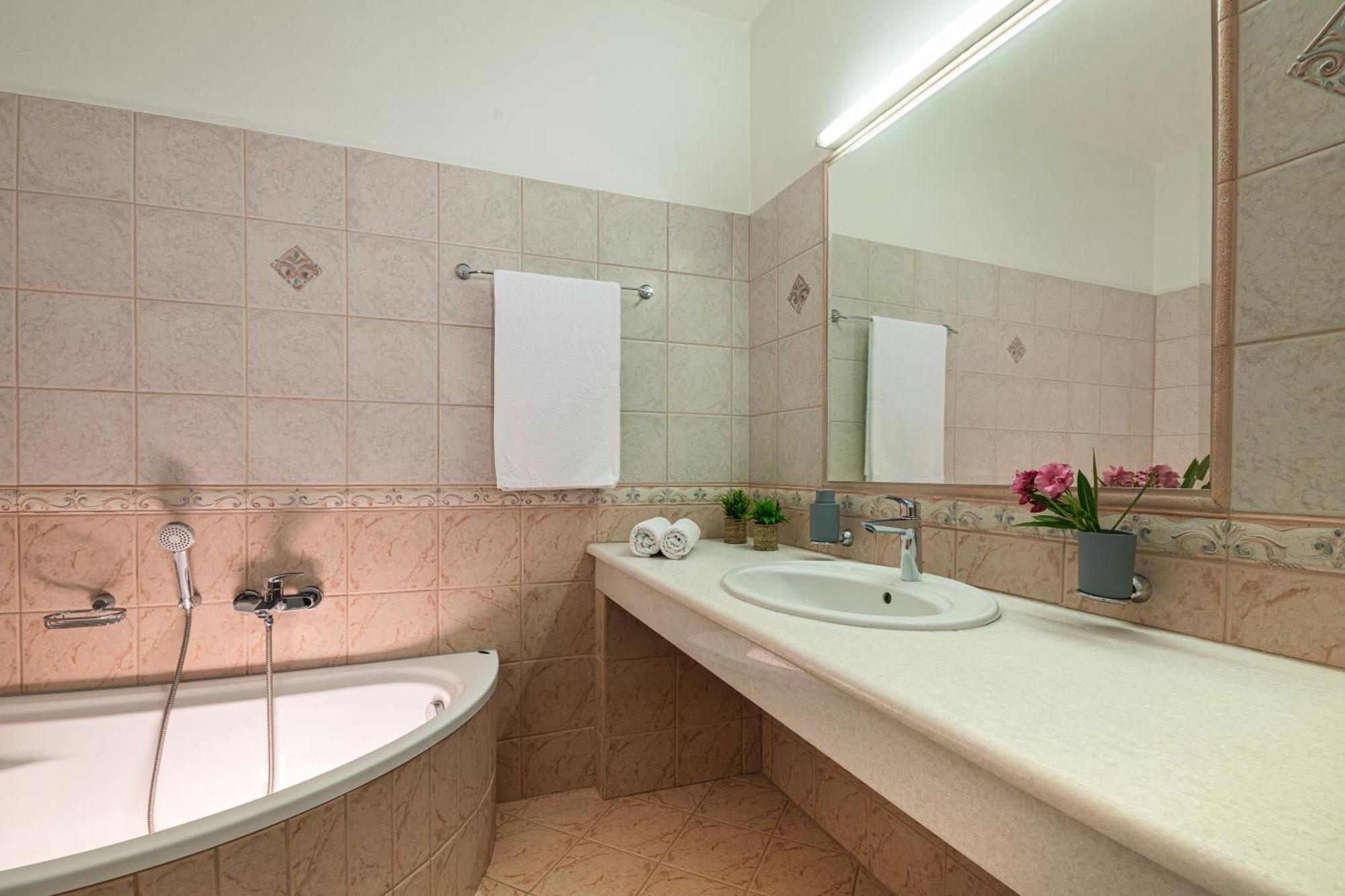 Villa Mariani II - In Lothiarika, Newly Renovated June 2024, Private Pool, Lindos 10 Min, Beach 120M 拉多斯 外观 照片