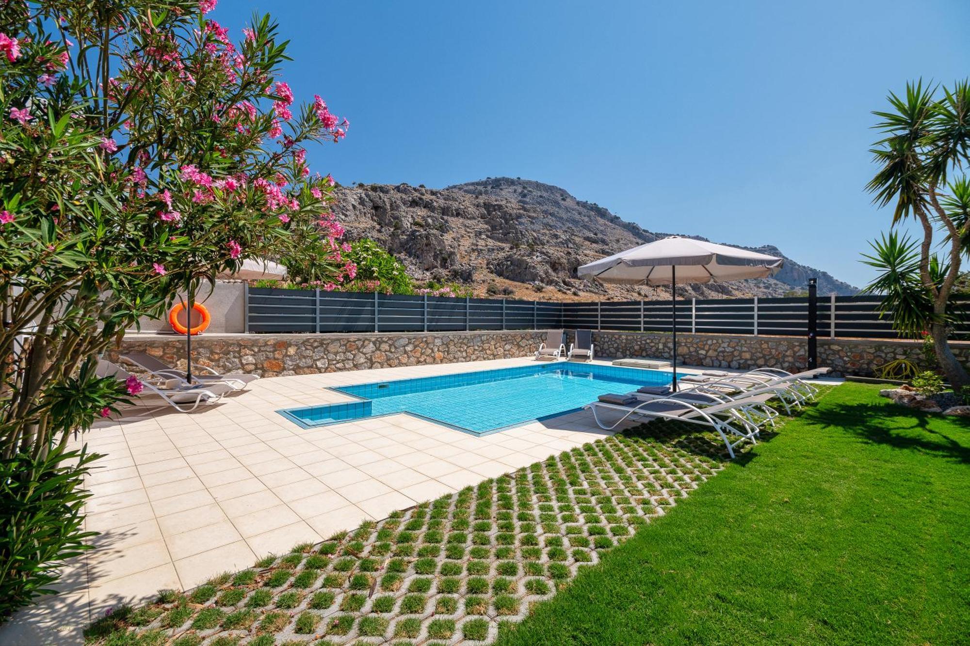 Villa Mariani II - In Lothiarika, Newly Renovated June 2024, Private Pool, Lindos 10 Min, Beach 120M 拉多斯 外观 照片