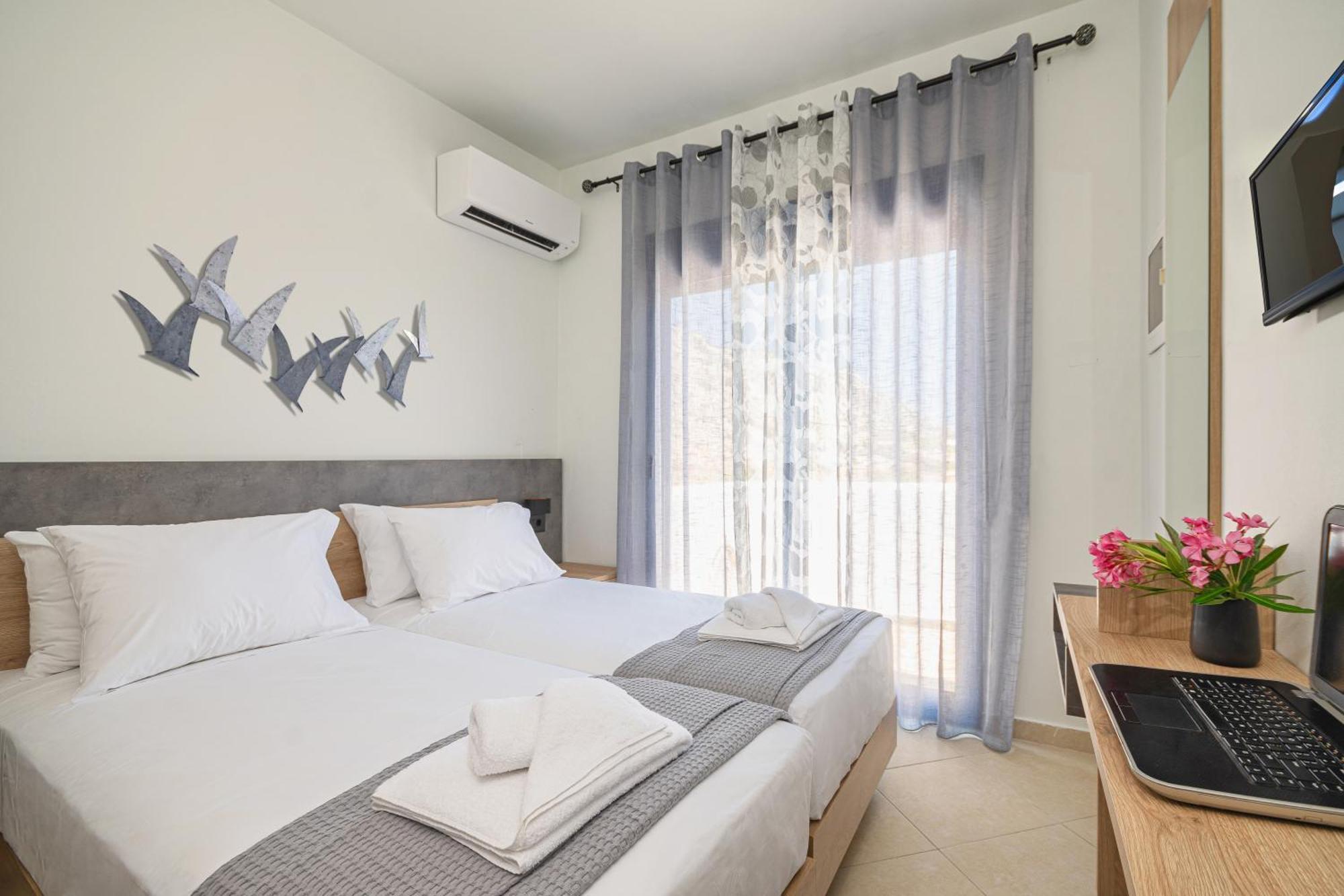 Villa Mariani II - In Lothiarika, Newly Renovated June 2024, Private Pool, Lindos 10 Min, Beach 120M 拉多斯 外观 照片